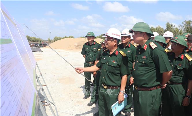 Đoàn công tác của Binh đoàn 12 làm việc với đơn vị thi công. Ảnh: Tuấn Phi – TTXVN 