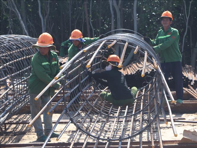 Công nhân thi công trên công trường. Ảnh: Tuấn Phi – TTXVN 