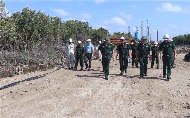 Đoàn công tác đến kiểm tra dự án cầu vượt biển ra Hòn Khoai. Ảnh: Tuấn Phi – TTXVN 
