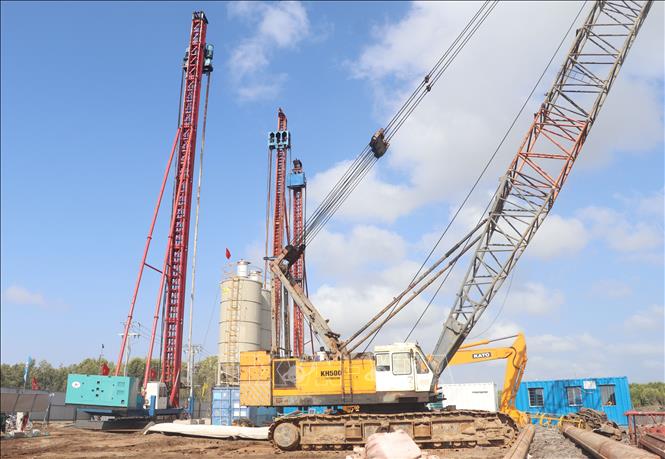 Trang thiết bị máy móc trên công trường cao tốc Cà Mau - Đất Mũi ( dự án Cái Nước - Đất Mũi). Ảnh: Tuấn Phi – TTXVN 