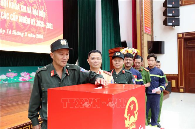 Cán bộ, chiến sĩ Công an tỉnh Đắk Lắk thực hiện việc bầu cử sớm. Ảnh: Hoài Thu – TTXVN