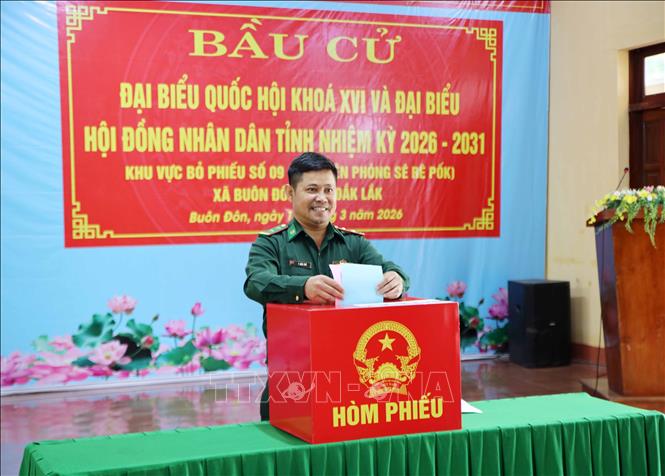 Cử tri Đồn Biên phòng Sê Rê Pốk thực hiện việc bầu cử sớm. Ảnh: TTXVN