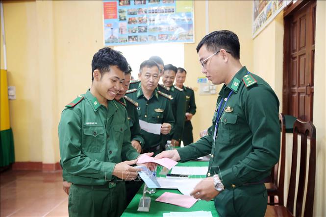 Cử tri Đồn Biên phòng Sê Rê Pốk nhận phiếu bầu tại khu vực bỏ phiếu số 09, xã Buôn Đôn. Ảnh: TTXVN