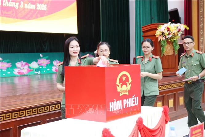 Cán bộ, chiến sĩ Công an tỉnh Đắk Lắk thực hiện việc bầu cử sớm. Ảnh: Hoài Thu – TTXVN