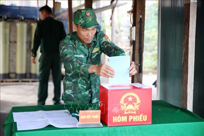 Cử tri Đồn Biên phòng Sê Rê Pốk thực hiện việc bầu cử sớm. Ảnh: TTXVN phát