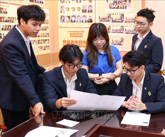 Dù bận rộn với việc học năm cuối cấp, chuẩn bị cho kỳ thi tốt nghiệp THPT sắp tới song các em vẫn dành thời gian tìm hiểu cách thức bầu cử và các ứng cử viên. Ảnh: Thanh Tùng - TTXVN 