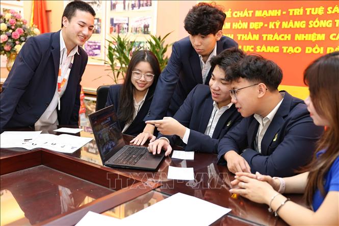 Thời gian qua, học sinh đủ 18 tuổi đã chủ động tìm hiểu về ý nghĩa của cuộc bầu cử cũng như thông tin các ứng cử viên, quy trình bầu cử trên mạng xã hội và phương tiện truyền thông. Ảnh: Thanh Tùng - TTXVN