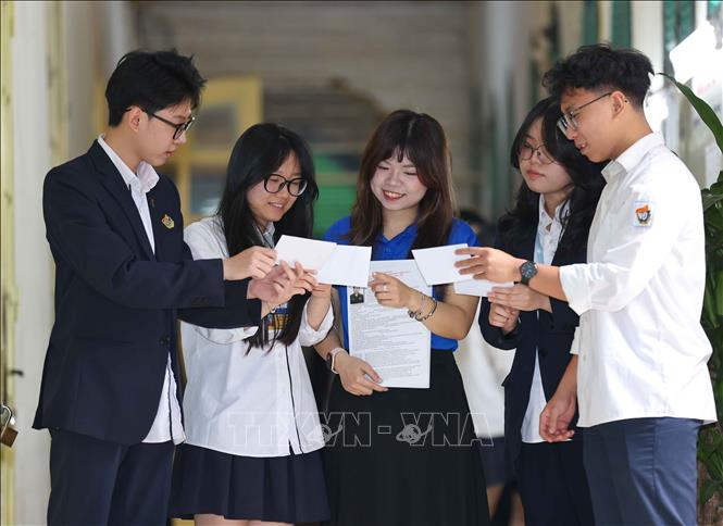 Học sinh hào hứng, mong chờ ngày được đi bầu cử lần đầu tiên, cho thấy các em đã nhận thức được vai trò của mình đối với cộng đồng và đất nước. Ảnh: Thanh Tùng - TTXVN