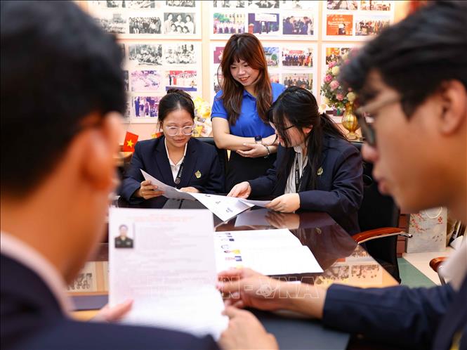 Cử tri 18 tuổi của Trường THPT Việt Đức (Hà Nội) luôn chủ động tìm hiểu thông tin về các ứng cử viên để tham gia bầu cử một cách nghiêm túc, trách nhiệm. Ảnh: Thanh Tùng - TTXVN