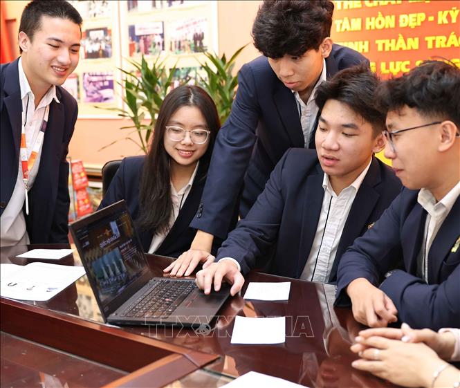 Cử tri 18 tuổi của Trường THPT Việt Đức (Hà Nội) luôn chủ động tìm hiểu thông tin về các ứng cử viên để tham gia bầu cử một cách nghiêm túc, trách nhiệm. Ảnh: Thanh Tùng - TTXVN