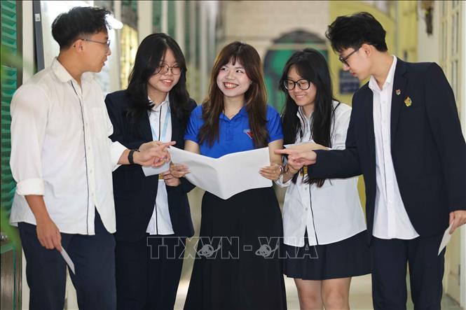 Câu chuyện về bầu cử, quyền và nghĩa vụ của công dân trở thành chủ đề được các bạn trẻ quan tâm, trao đổi sôi nổi khi tới trường. Ảnh: Thanh Tùng - TTXVN 