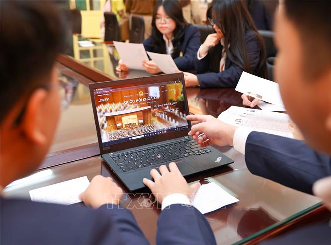 Trang thông tin baucuquochoi.vn của Thông tấn xã Việt Nam luôn là địa chỉ tin cậy để các bạn trẻ truy cập, cùng nhau tìm hiểu, trao đổi kiến thức về bầu cử. Ảnh: Thanh Tùng - TTXVN