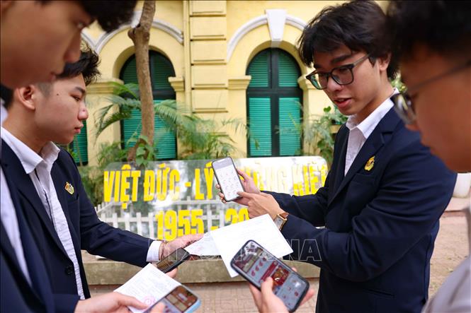 Cử tri tuổi 18 của Trường THPT Việt Đức (Hà Nội) cùng tìm hiểu về thông tin bầu cử trên các nền tảng ứng dụng. Ảnh: Thanh Tùng - TTXVN 