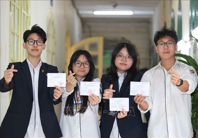 Cầm trên tay thẻ cử tri của mình, học sinh Trường THPT Việt Đức (Hà Nội) mong ngày mai tới thật nhanh để được đi bầu cử. Ảnh: Thanh Tùng - TTXVN