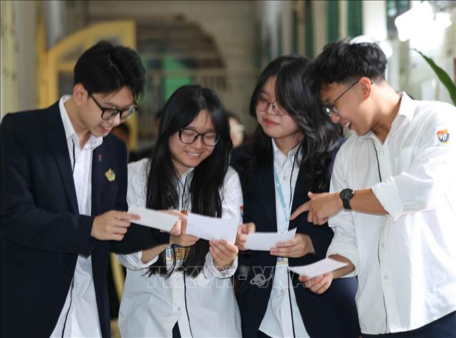 Qua lá phiếu của mình, cử tri tuổi 18 mong muốn các đại biểu trúng cử sẽ quan tâm hơn và có nhiều chính sách nâng cao chất lượng giáo dục địa phương cũng như nước nhà. Ảnh: Thanh Tùng - TTXVN 