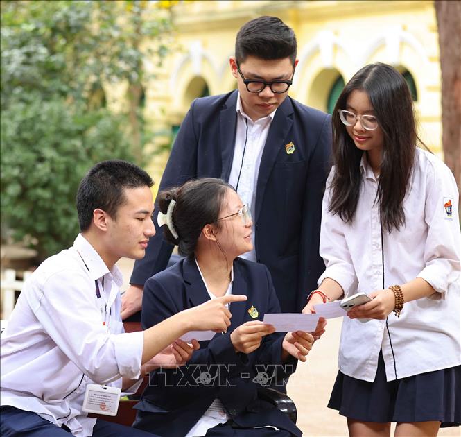 Học sinh hào hứng, mong chờ ngày được đi bầu cử lần đầu tiên, cho thấy các em đã nhận thức được vai trò của mình đối với cộng đồng và đất nước. Ảnh: Thanh Tùng - TTXVN