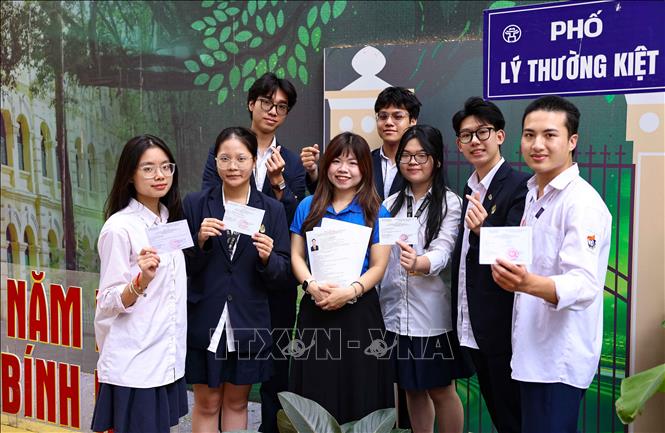 Với tâm thế tự tin, sẵn sàng, cử tri 18 tuổi Trường THPT Việt Đức (Hà Nội) đã sắp xếp kế hoạch, thời gian cho ngày bầu cử 15/3 để thể hiện tinh thần trách nhiệm của thế hệ trẻ đối với những quyết định liên quan đến tương lai đất nước. Ảnh: Thanh Tùng - TTXVN