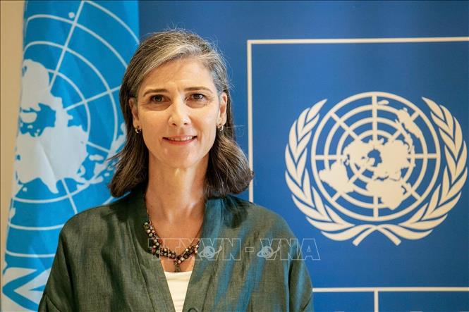 Bà Ramla Khalidi, Trưởng Đại diện Đại diện thường trú của Chương trình Phát triển của Liên hợp quốc (UNDP) tại Việt Nam trả lời phỏng vấn của phóng viên TTXVN. Ảnh: TTXVN phát