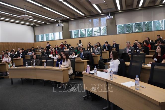 Đông đảo các học giả, trí thức Việt Nam tại Anh, giảng viên và sinh viên đại học Oxford và đại diện các hội đoàn người Việt tại Anh tham dự hội thảo. Ảnh: Phong Hà - PV TTXVN tại Anh