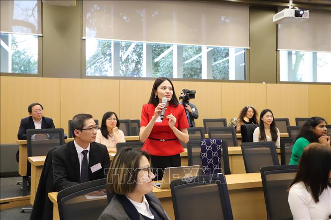 Đại biểu dự hội thảo đặt câu hỏi cho các diễn giả về AI. Ảnh: Phong Hà - PV TTXVN tại Anh