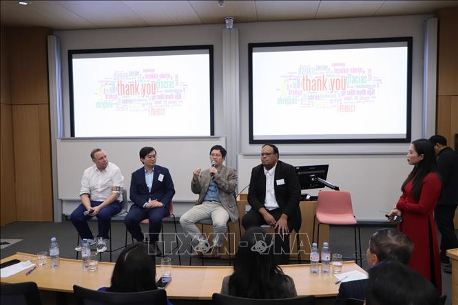 Các diễn giả tham dự phiên thảo luận về AI tại hội thảo. Ảnh: Phong Hà - PV TTXVN tại Anh