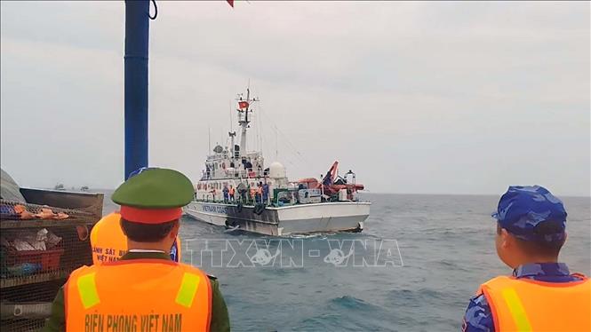 Ban chỉ đạo công tác bầu cử đặc khu Bạch Long Vĩ di chuyển hòm phiếu phụ ra tàu nơi lực lượng chấp pháp đang làm nhiệm vụ trên biển để cử tri bỏ phiếu. Ảnh: TTXVN phát