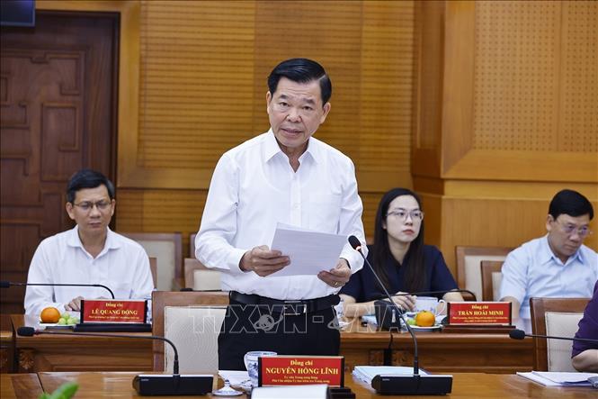 Đồng chí Nguyễn Hồng Lĩnh, Uỷ viên Trung ương Đảng, Phó Chủ nhiệm Uỷ ban Kiểm tra Trung ương, Phó Trưởng đoàn kiểm tra số 11 công bố Quyết định thành lập Đoàn Kiểm tra, giám sát của Bộ Chính trị. Ảnh: Doãn Tấn – TTXVN