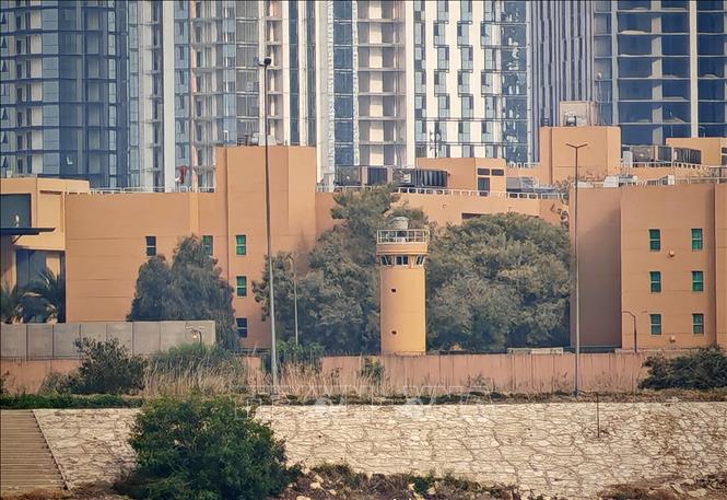 Quang cảnh Đại sứ quán Mỹ ở thủ đô Baghdad, Iraq, nơi bị ảnh hưởng của một vụ tấn công bằng tên lửa ngày 14/3/2026. Ảnh: Anadolu Agency/TTXVN