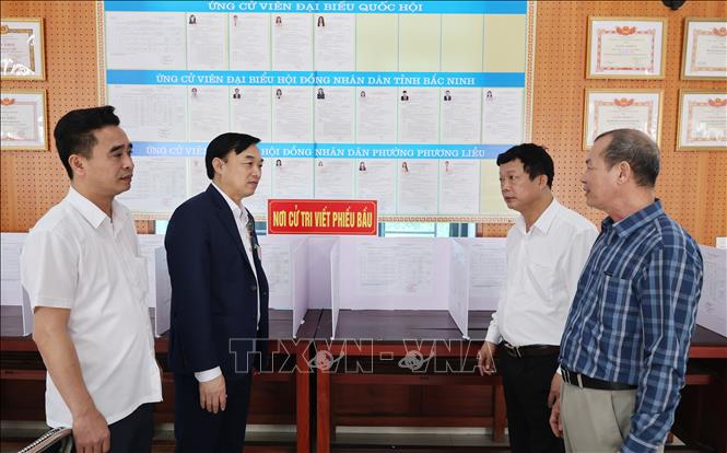 Kiểm tra công tác bầu cử. Ảnh: Thanh Thương - TTXVN