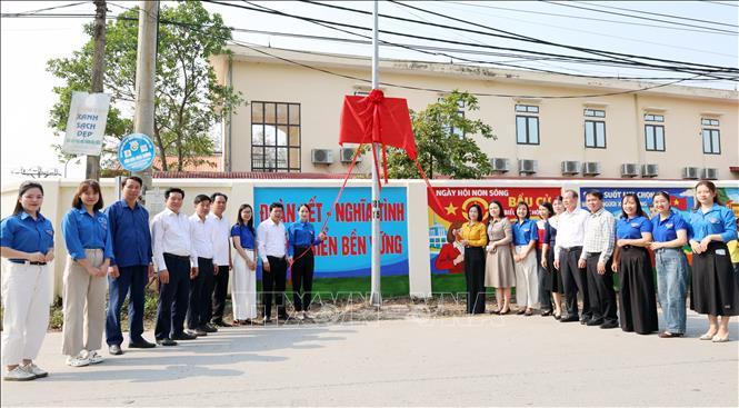 Phường Phương Liễu, tỉnh Bắc Ninh xây dựng con đường bích họa tuyên truyền bầu cử. Ảnh: Thanh Thương- TTXVN