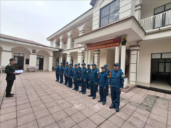 Ban Chỉ huy Quân sự phường Nhân Hòa, tỉnh Bắc Ninh triển khai các hoạt động bảo đảm an ninh bầu cử. Ảnh: Thanh Thương- TTXVN