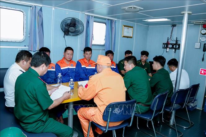 Đại diện tàu SAR 413 và Bộ đội Biên phòng thành phố Cần Thơ làm các thủ tục bàn giao 4 thuyền viên. Ảnh: TTXVN phát