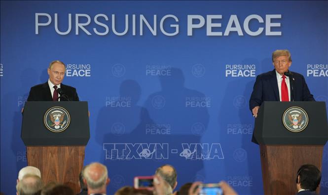 Tổng thống Mỹ Donald Trump (phải) và Tổng thống Nga Vladimir Putin trong cuộc họp báo chung tại Anchorage, Alaska (Mỹ) ngày 15/8/2025. Ảnh: THX/TTXVN