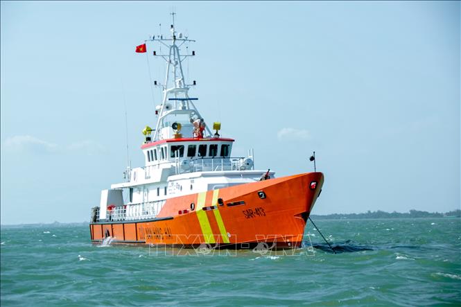 Tàu SAR 413 neo tại khu vực phao số 32 luồng Định An để tiến hành bàn giao 4 thuyền viên cho Bộ đội Biên phòng thành phố Cần Thơ. Ảnh: TTXVN phát