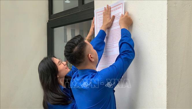 Đoàn viên, thanh niên tình nguyện Thủ đô hỗ trợ thông tin về các nguyên tắc bầu cử. Ảnh: Kim Anh – TTXVN