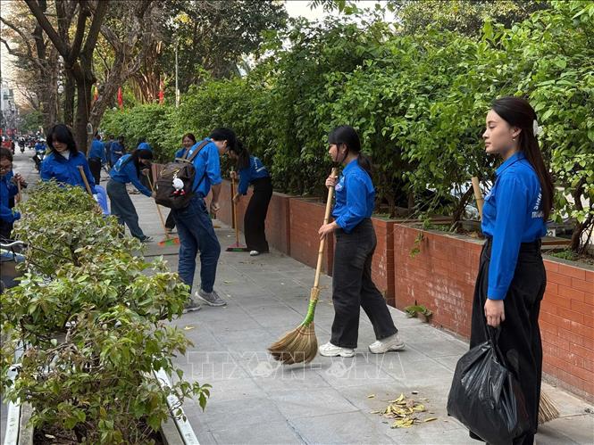 Thanh niên tình nguyện Thủ đô tham gia dọn dẹp vệ sinh tại các khu vực bỏ phiếu. Ảnh: Minh Ánh/TTXVN phát