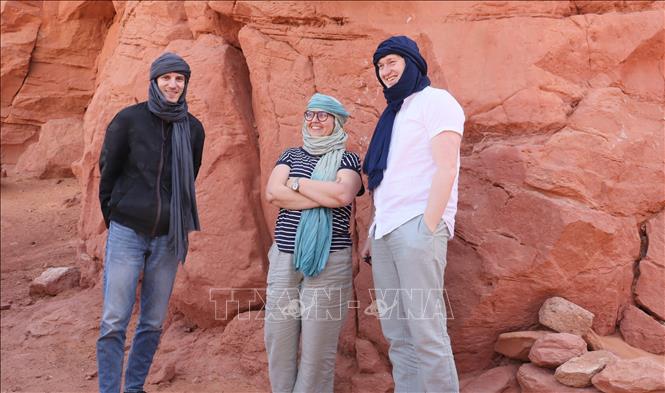 Một nhóm du khách nước ngoài thăm quan hang động. Ảnh: Mạnh Hùng – PV TTXVN tại Algeria