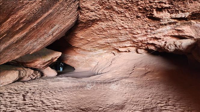 Các hang động tại đây hình thành do núi đá bị gió và nước làm xói mòn sau hàng triệu năm. Ảnh: Mạnh Hùng – PV TTXVN tại Algeria