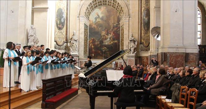 Hợp ca Quê hương biểu diễn tại Festival Hợp ca Quốc tế Paris lần thứ 28 tại nhà thờ Saint Roch. Ảnh: Đào Dũng - Pv TTXVN tại Pháp