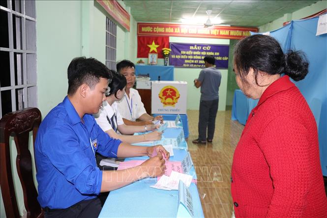 Người dân đi bỏ phiếu sớm tại xã Tân Phú Đông, tỉnh Đồng Tháp. Ảnh: Hữu Chí - TTXN