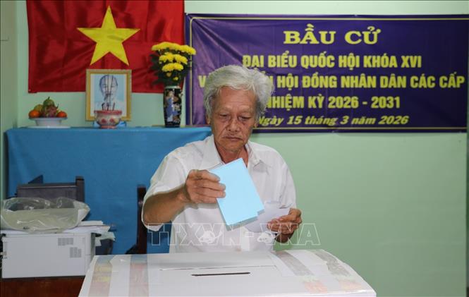 Người dân đi bỏ phiếu sớm tại xã Tân Phú Đông, tỉnh Đồng Tháp. Ảnh: Hữu Chí - TTXN