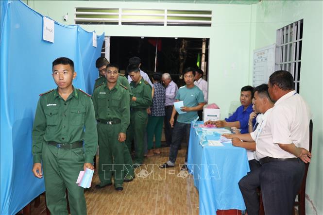 Cán bộ, chiến sĩ Bộ đội Biên phòng đồn Biên phòng Phú Tân làm thủ tục bỏ phiếu. Ảnh: Hữu Chí - TTXVN