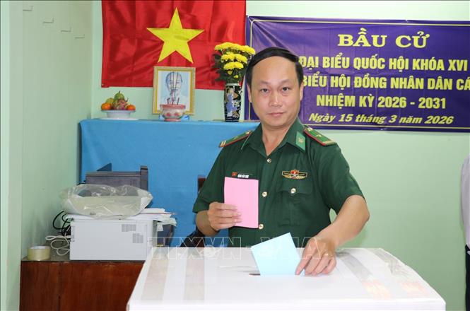 Thiếu tá Đặng Văn Thức, Chính trị viên Đồn Biên phòng Phú Tânthực hiện quyền công dân tại điểm bầu cử xã cù lao Tân Phú Đông, tỉnh Đồng Tháp. Ảnh: Hữu Chí - TTXVN