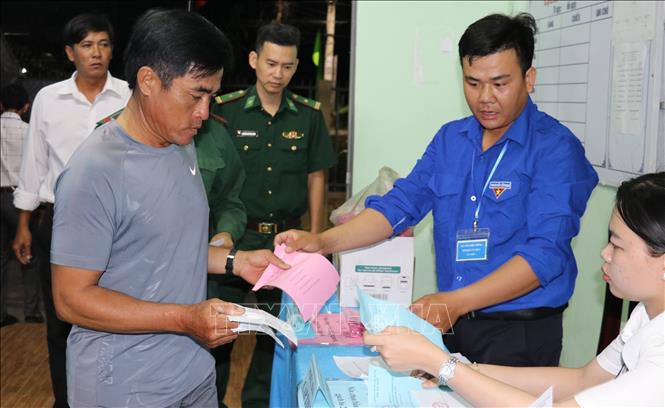 Người dân làm thủ tục đi bỏ phiếu sớm tại xã Tân Phú Đông, tỉnh Đồng Tháp. Ảnh: Hữu Chí - TTXN