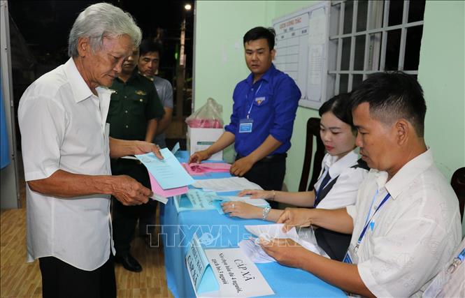 Người dân làm thủ tục đi bỏ phiếu sớm tại xã Tân Phú Đông, tỉnh Đồng Tháp. Ảnh: Hữu Chí - TTXN