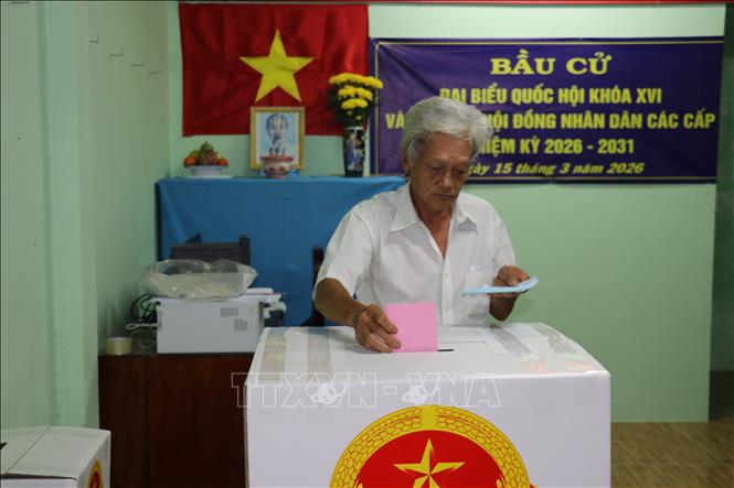 Người dân đến bỏ phiếu sớm tại xã Tân Phú Đông, tỉnh Đồng Tháp. Ảnh: Hữu Chí - TTXN