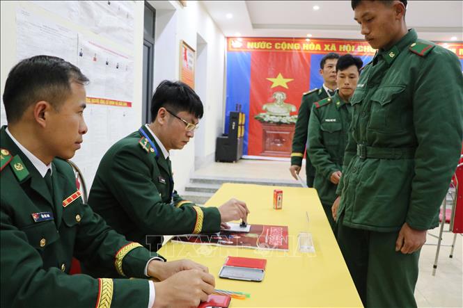 Đóng dấu hoàn thành việc bỏ phiếu của các cử tri. Ảnh: Nguyễn Oanh - TTXVN