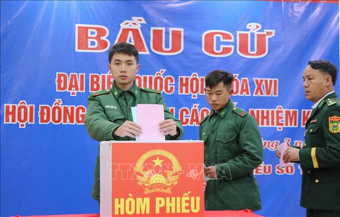 Chiến sĩ Trần Đức Tài, Đồn Biên phòng Dào San bỏ phiếu bầu cử tại tổ bầu cử số 19. Ảnh: Nguyễn Oanh - TTXVN