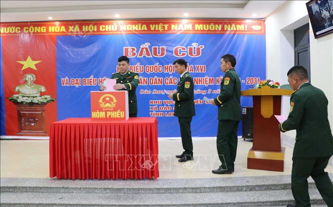 Các cử tri Đồn Biên phòng Dào San bỏ phiếu bầu cử đại biểu Quốc hội khóa XVI và đại biểu HĐND các cấp nhiệm kỳ 2026 - 2031. Ảnh: Nguyễn Oanh - TTXVN