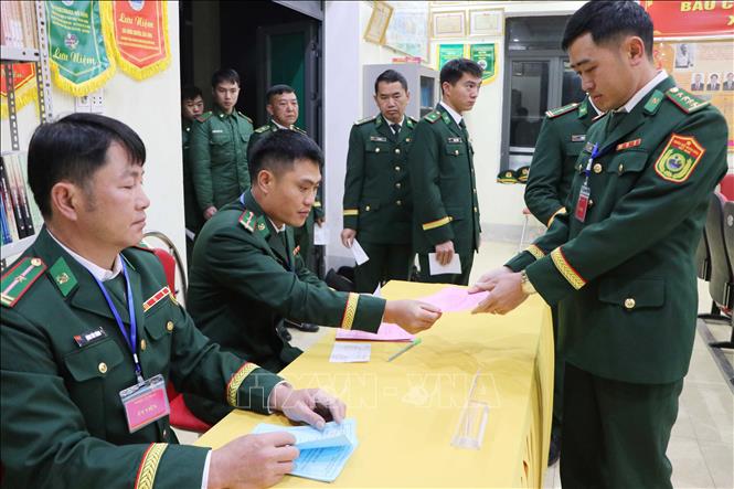 Các cử tri Đồn Biên phòng Dào San nhận phiếu bầu cử. Ảnh: Nguyễn Oanh - TTXVN